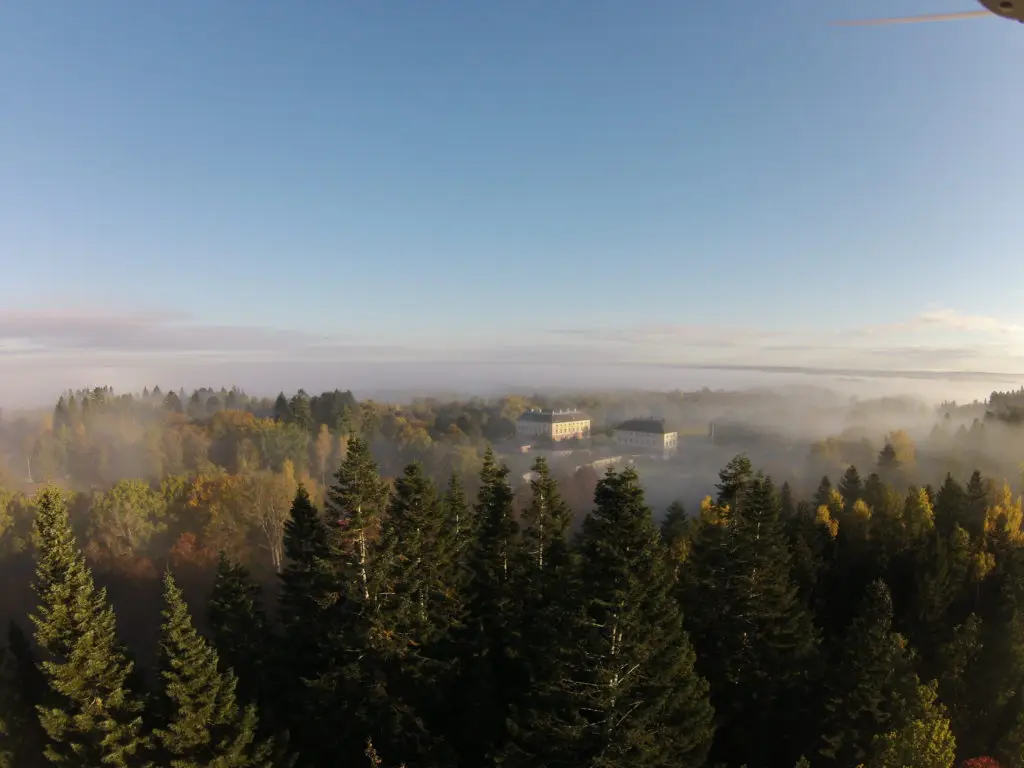 Ekolsunds slott sett från sydväst med arboretet i begynnande höstfärger