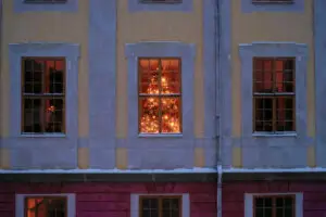 Julgranen i Drabantsalen genom fönstret