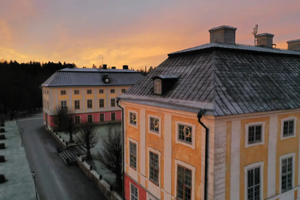 Norra flygeln och södra i bakgrunden