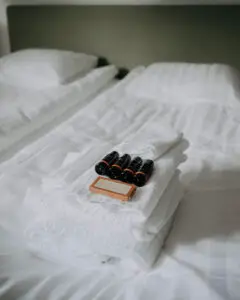 Bäddad säng med tillbehör