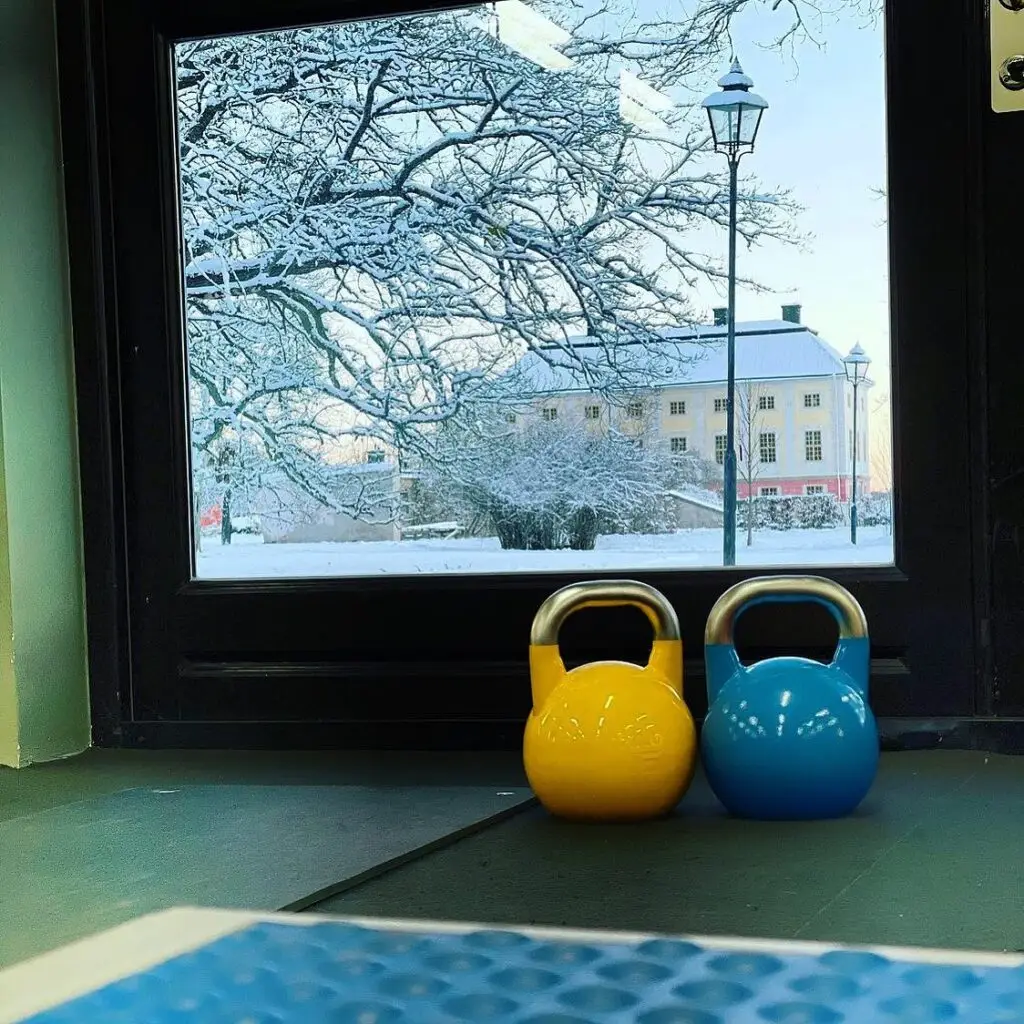 Kettlebells innanför glasdörr med utsikt över slottet