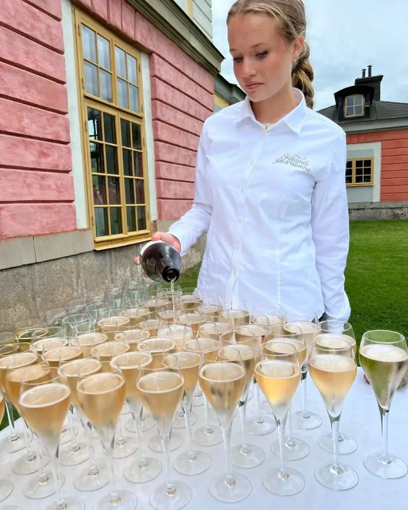 Glasen fylls med champagne