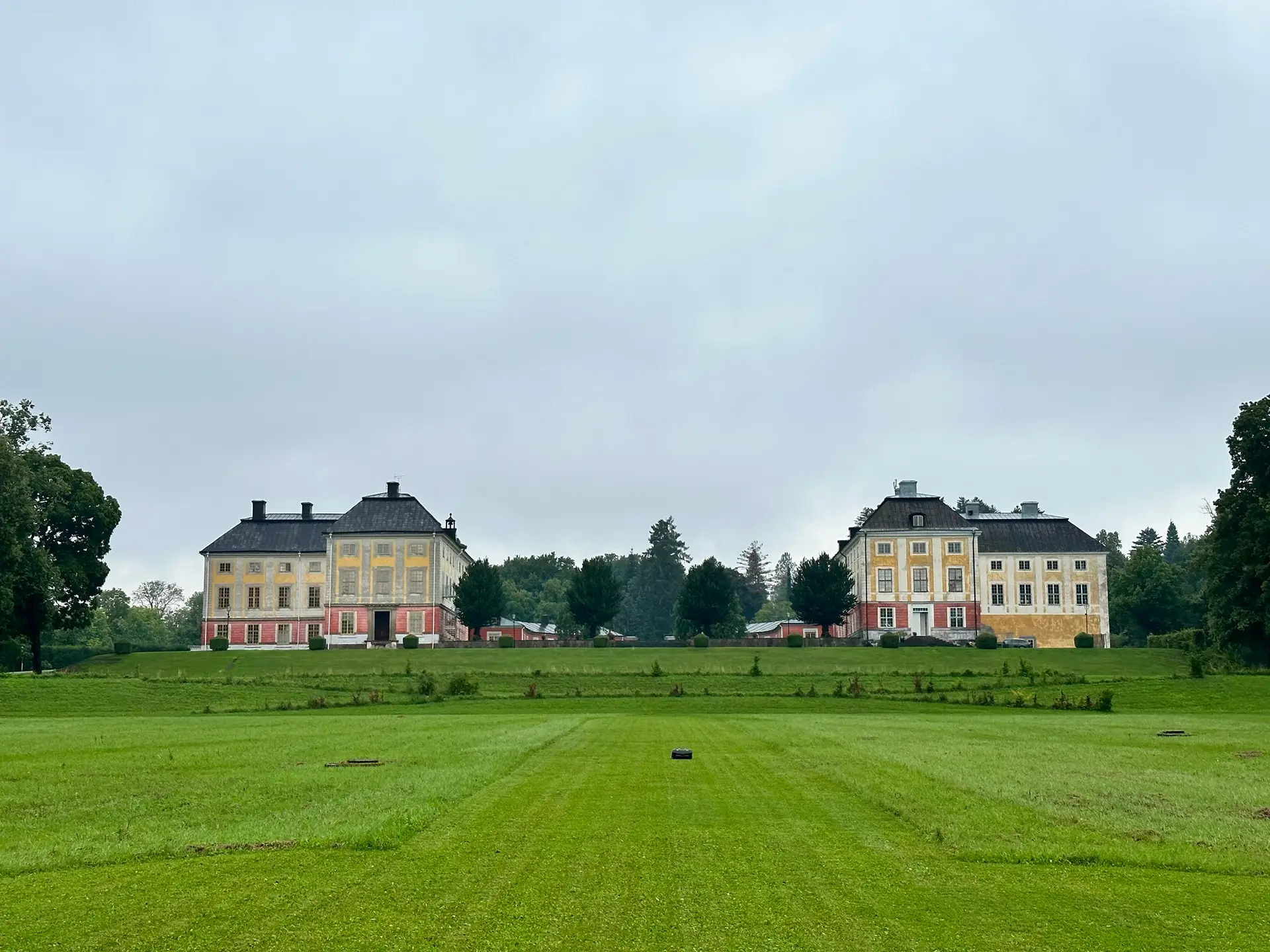 Ekolsunds slotts vy från slottsparken i öster